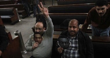 بالصور.. أحد أنصار مبارك للمتواجدين بجلسة قتل المتظاهرين: "كل طرق النهضة مبارك"