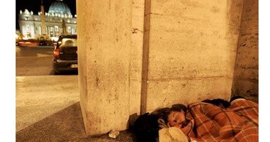 امرأة بلا مأوى تلد فى ميدان عام قرب الفاتيكان