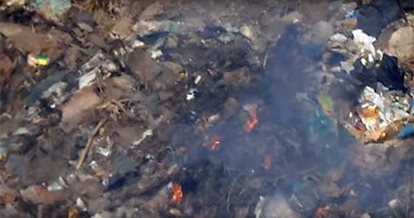 صحافة المواطن.. فيديو  لعمال الوحدة المحلية يحرقون القمامة بدلا من تجميعها بالدقهلية