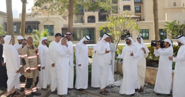 حاكم دبى يتفقد آثار حريق فندق العنوان ويلتقط الصور مع فريق العمل