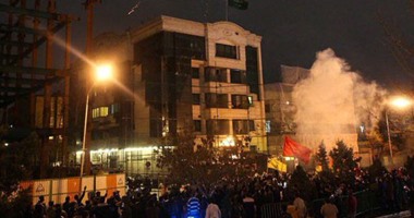 بالفيديو والصور.. متظاهرون يقتحمون مقر القنصلية السعودية فى إيران