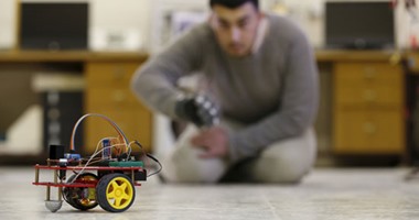طلاب فلسطينيون يبتكرون سيارات كهربائية ذكية تتحكم فيها بالإشارة