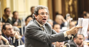 النائب خالد يوسف يعود للجلسة العامة للبرلمان بعد انسحابه