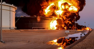 بالصور.. سقوط أبراج لنقل الطاقة الكهربائية جراء حريق خزانات النفط بليبيا