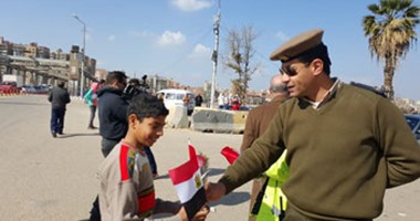 بالصور.. أمن القليوبية يوزع ورودا وأعلام مصر على المواطنين