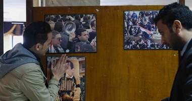 بالصور.. عرض صور الشهداء ولحظة سقوط مبارك وتحية الجيش للثورة بندوة "الصحفيين" الثقافية