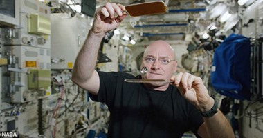بالفيديو.. رائد الفضاء "سكوت كيلى" يستعرض طريقة لعب "البينج بونج" فى الفضاء