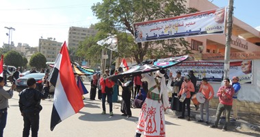 الأهالى يحتفلون مع مدير أمن الفيوم بعيد الشرطة.. والضباط يوزعون "الحلوى"