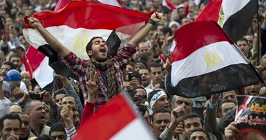 المصريون يحتفلون بمناسبة الذكرى العاشرة لثورة 25 يناير بتخليد دور الشهداء