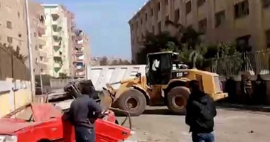 صحافة المواطن .. بالفيديو.. حى المرج يتخلص من السيارات المهملة