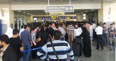 موظفو جمارك برج العرب يرفضون التفتيش الوقائى أثناء دخولهم المطار