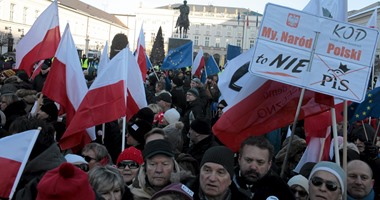 محتجون يغلقون أبواب البرلمان البولندى