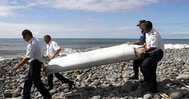 بالصور.. العثور على قطعة كبيرة من حطام طائرة على سواحل تايلاند