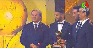 بالفيديو.. أبو تريكة يُسلم الكرة الذهبية لرياض محرز كأفضل لاعب جزائرى
