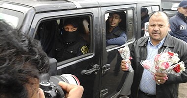مواطنون يوزعون الورود على رجال الشرطة بميدان التحرير