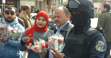 مواطنون يلتقطون صوراً تذكارية مع رجال الشرطة فى ميدان التحرير