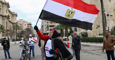 بالفيديو والصور.. متظاهرو القائد إبراهيم يحتفلون بذكرى يناير ويوزعون هدايا على الشرطة