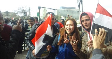 مواطنون يلتقطون صورا مع فتاة صينية بعلم مصر‎ فى ميدان التحرير