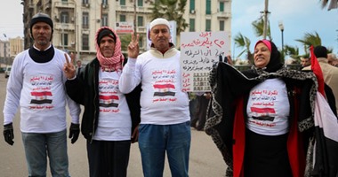 متظاهرو القائد إبراهيم يحتفلون بذكرى يناير ويوزعون هدايا على الشرطة