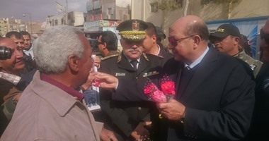 مدير أمن السويس يوزع الورود على المواطنين فى ذكرى ثورة 25 يناير