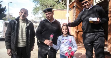 بالصور.. طفلة تُوزع الورود على رجال الشرطة فى الهرم