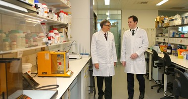 بالصور.. وزير بريطانى وبيل جيتس يخصصان 3 مليارات إسترلينى للقضاء على الملاريا