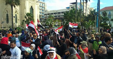 تزايد أعداد المحتفلين بذكرى الثورة بميدان القائد إبراهيم