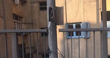 بالصور.. أسلاك كهرباء مكشوفة أعلى كوبرى أبو وافية بالزاوية فى القاهرة