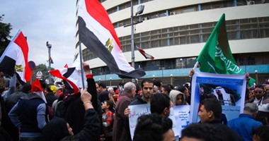 بالفيديو والصور.. المحتفلون بذكرى الثورة أمام "ماسبيرو" يحاولون العودة لـ"التحرير"