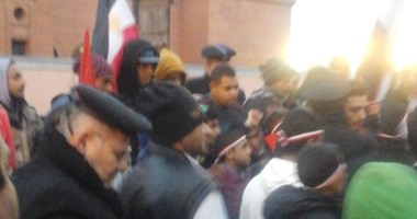 مواطنون يغادرون ميدان التحرير بعد احتفالهم بذكرى ثورة 25 يناير