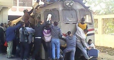 صحافة المواطن..الركاب يحيطون قطاراً بمحطة شبرا الخيمة من جميع الاتجاهات