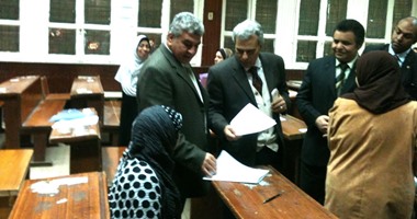 رئيس جامعة القاهرة يتفقد سير الامتحانات بكلية دار العلوم