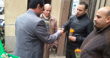 رئيس مدينة المحلة يوزع الورود على الضباط والأفراد بمناسبة عيد الشرطة
