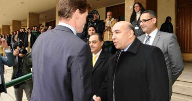 "السفير البريطانى" يصل محكمة شمال القاهرة لدعم مكاتب مواجهة العنف ضد المرأة