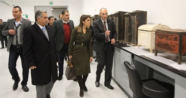 بالصور..وزيرة التعاون الدولى والدماطى يتفقدان معامل الترميم بالمتحف الكبير