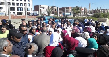  وقفة احتجاجية لطلاب لفصلهم من مدرستهم فى كفر الشيخ