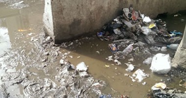 بالصور.. تراكم القمامة وتجمع مياه الأمطار بجوار مسجد الحسين