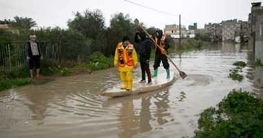 بالصور..أمطار غزيرة تتسبب فى فيضانات وتؤثر على إمدادات الكهرباء فى غزة