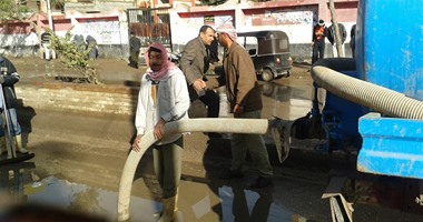 بالصور.. شفط تجمعات مياه الأمطار من شوارع الحامول بكفر الشيخ