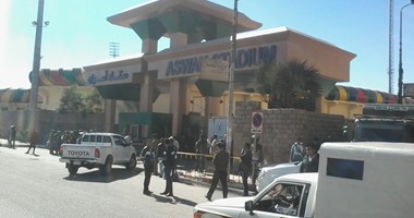 بالصور.. الأمن يغلق جانبا من الطريق أمام استاد أسوان قبل مباراة المنتخب