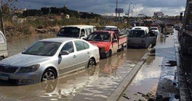 غرق مدخل الإسكندرية بمياه الأمطار.. و"الصرف الصحى" يدفع بسيارات شفط