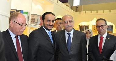 شريف إسماعيل يزور جناح عمان بمعرض القاهرة للكتاب