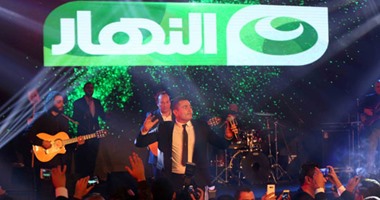 بالصور.. عمرو دياب يشعل حفل النهار بأغنية "الليلادى" 
