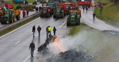 مزارعو فرنسا الغاضبون يفتحون الطرق المغلقة وينتظرون حلول الحكومة