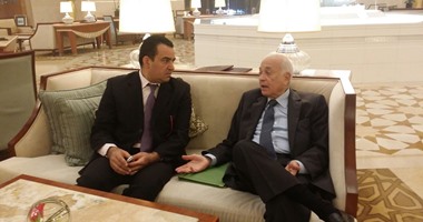 الأمين العام للجامعة العربية يلقى محاضرة بكلية الدفاع بمسقط
