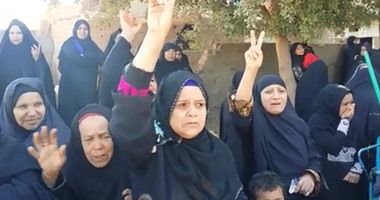 بالفيديو..سيدات الجريدات بسوهاج يهتفن ضد الإخوان أثناء تشييع جثمان شهيد العريش