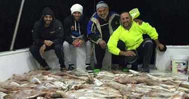 بالصور.. عماد متعب وأصدقاؤه يصطادون نصف طن سمك فى 5 ساعات