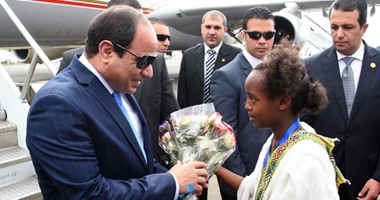 بالصور.. استقبال الرئيس السيسى فى إثيوبيا بالورود