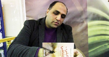 بالفيديو والصور.. وائل السمرى يوقع "ابنى يعلمنى" بجناح "المصرية اللبنانية" فى معرض الكتاب