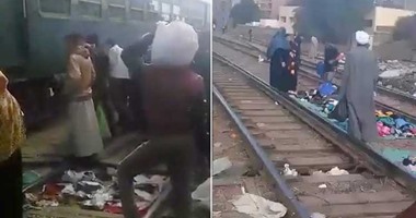 بالفيديو.. قارئ يشكو من الباعة الجائلين على مزلقان قطار "العياط"